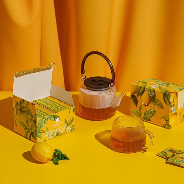 ჩინური მწვანე ჩაი პიტნით და ლიმონით